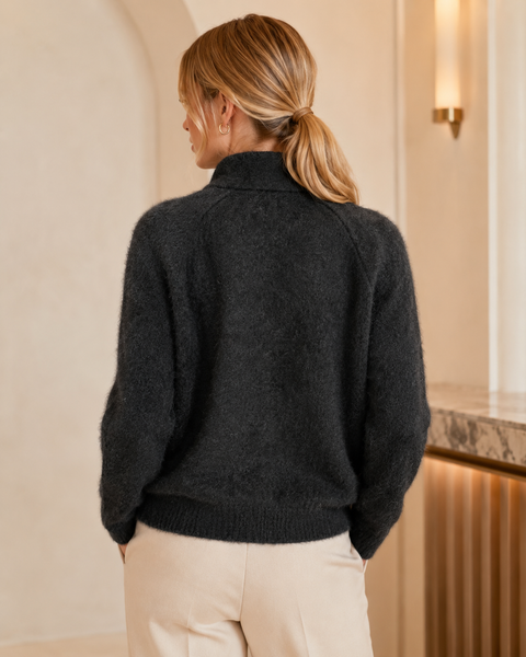 CARDIGAN CON CIERRE COLOR NEGRO Y APLICACIONES EN VAINILLA