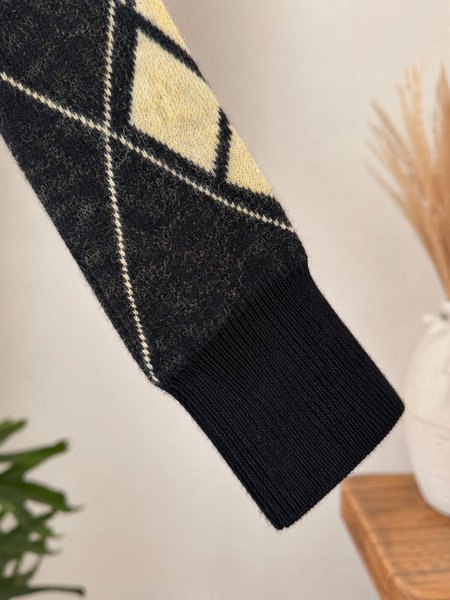 SWEATER NEGRO JASPEADO CON ROMBOS AMARILLO