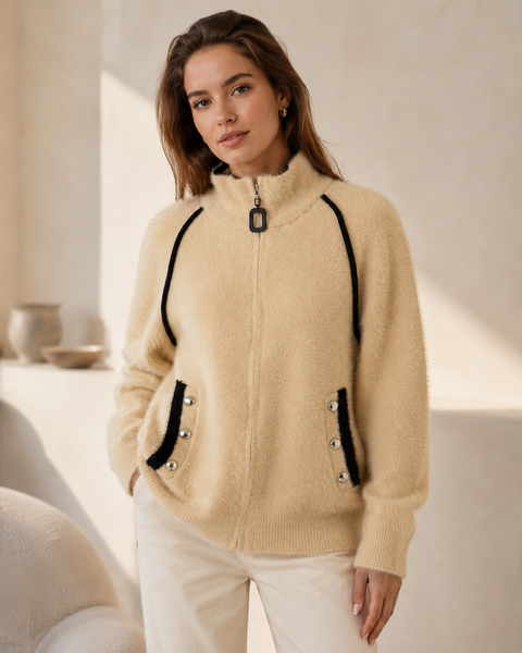 CARDIGAN CON CIERRE COLOR VAINILLA Y APLICACIONES EN NEGRO