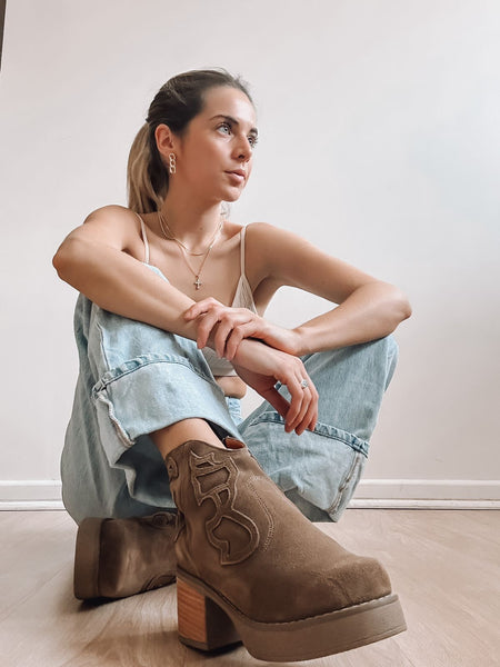 ANTONIA TAUPE